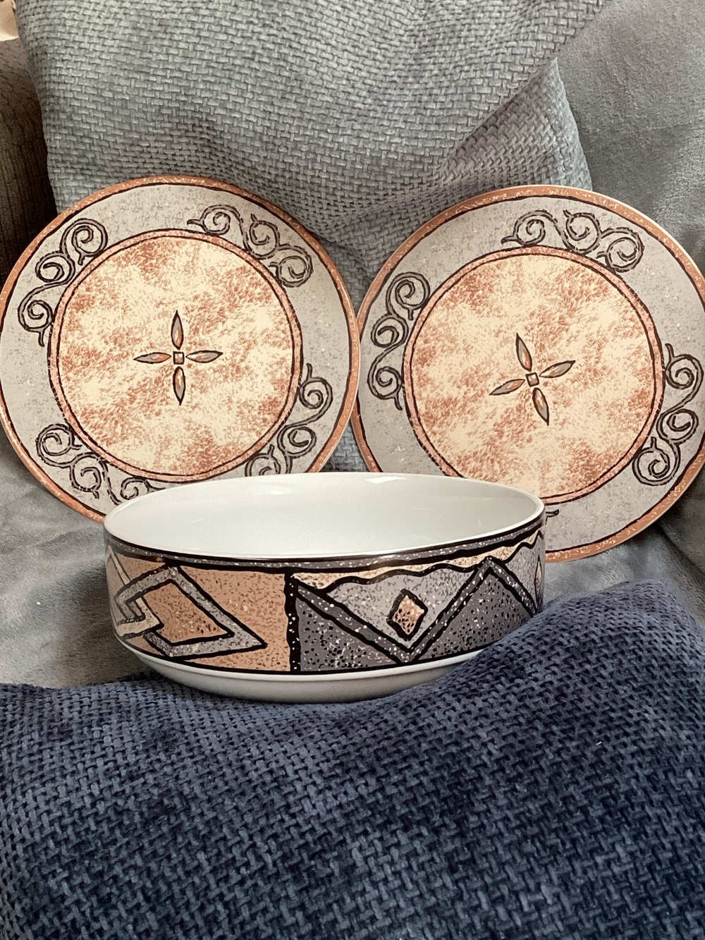 Furio Madrid Stoneware Dinner Bowl and trivet Set